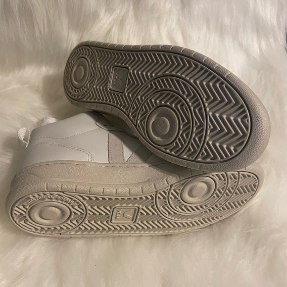 Veja V-15 Mid Sneaker - Picture 4 of 6